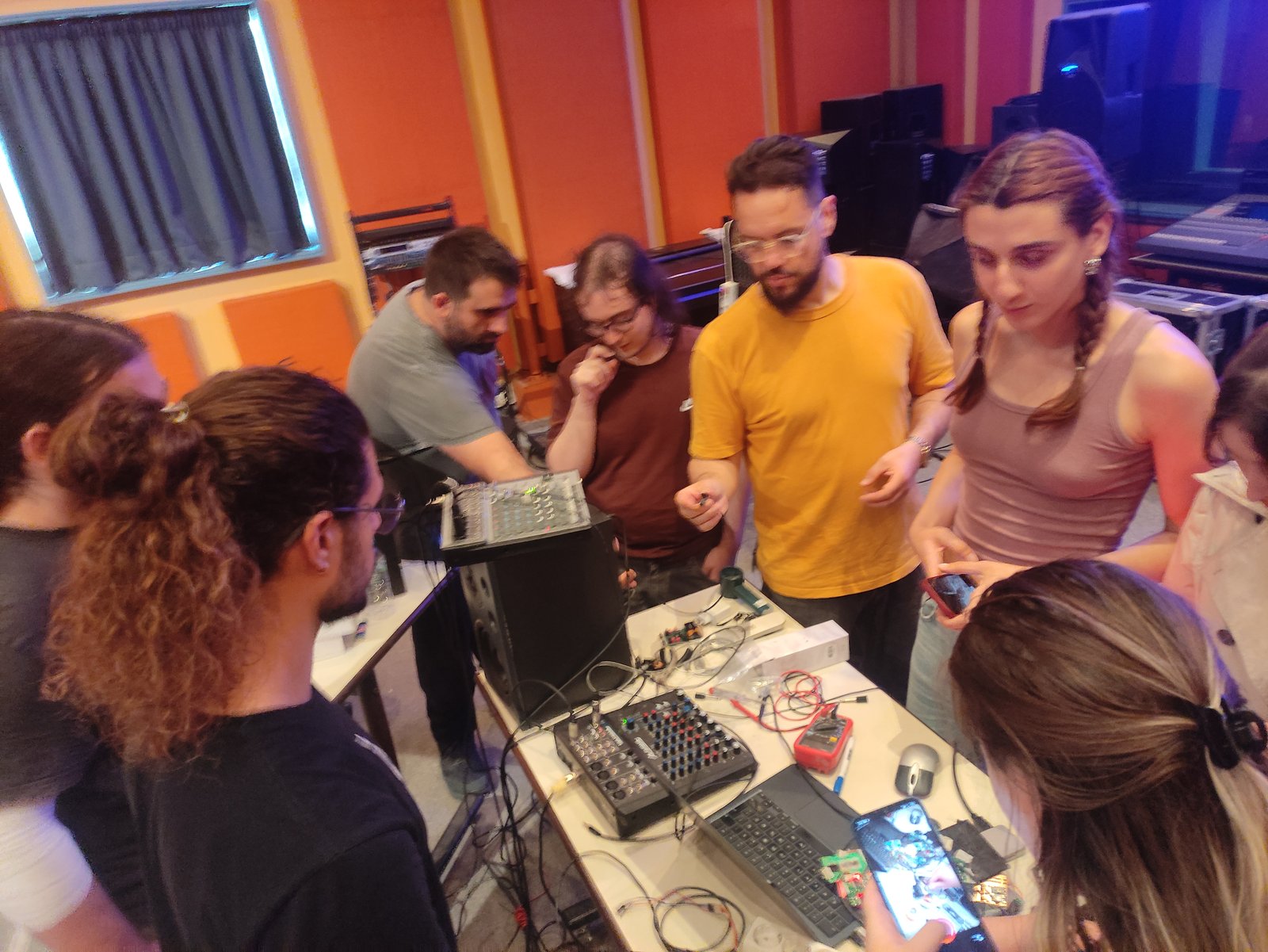 Participants gathered around the instrument at LabMAT